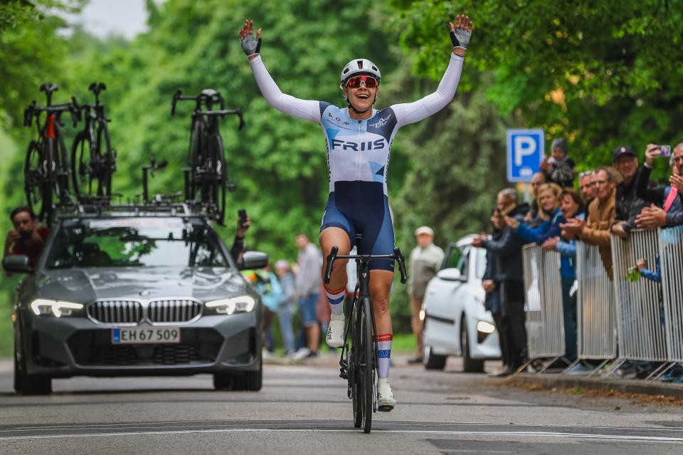 Finishphoto of Christina Bragh Lorenzen winning Gracia Stage 5.